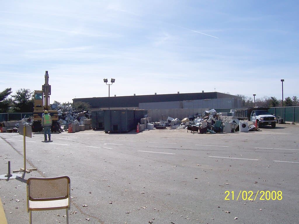 废品回收 - Scrap Metal Recycling Pile