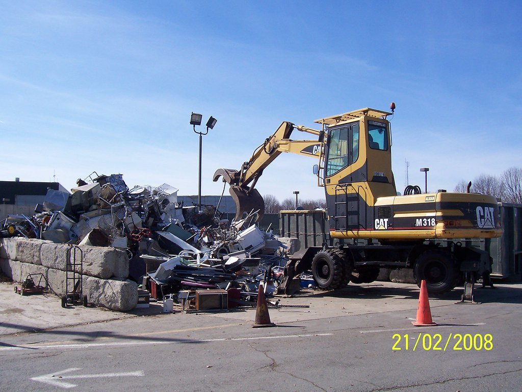 废品回收 - Front Loader working on Scrap Metal Recycling Pile