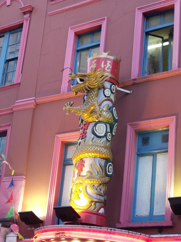 玉石珠宝 - Dragon Totem Pole on the Chuen Cheng Ku - Chinese Restaurant, Wardour Street, Chinatown, London