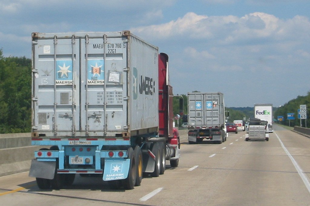 货运物流 - Container trucks on an American highway