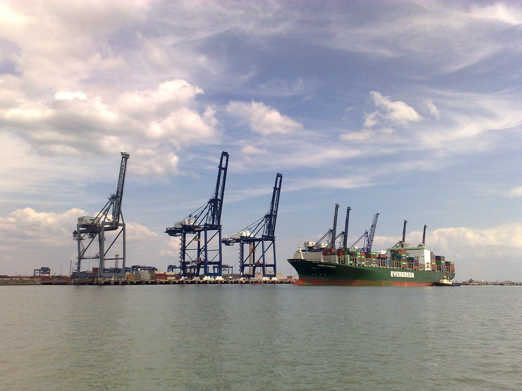 货运物流 - Container ship at Thamesport